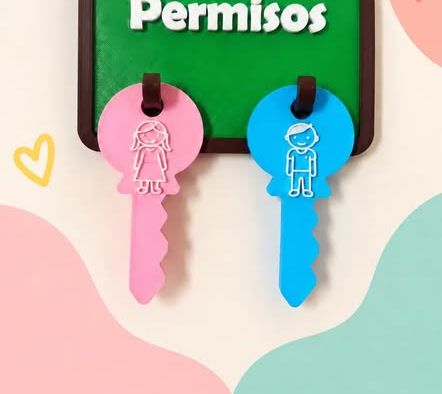 Tablero verde «Permisos» con dos llaves impresas en 3D, rosa con niña y azul con niño