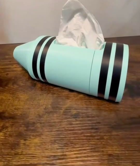 Portapañuelos menta en forma de crayola