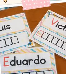 Tiras de nombre plastificadas con casillas para escribir: Luis, Víctor, Eduardo
